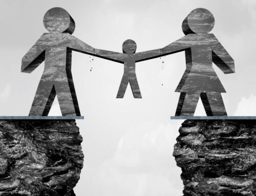 Anulada la extinción de la custodia compartida sin suficiente motivación ni audiencia al menor